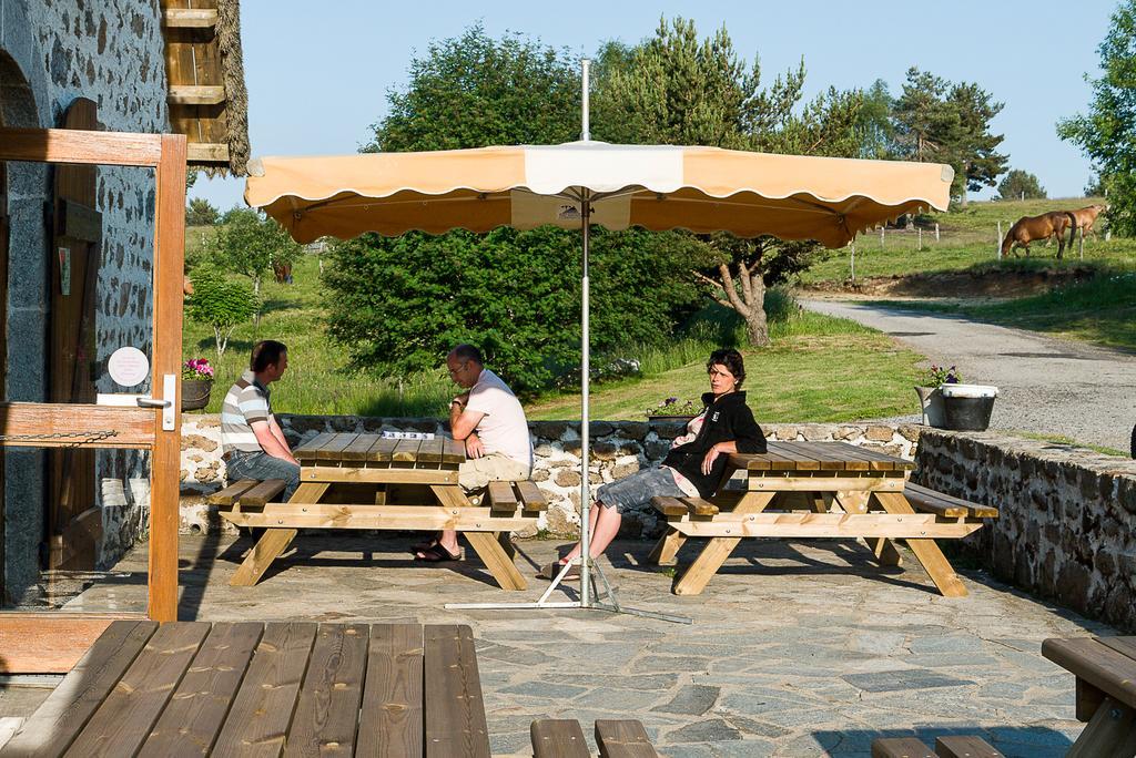 Le Jas Du Mas Otel Saint-Anthème Dış mekan fotoğraf